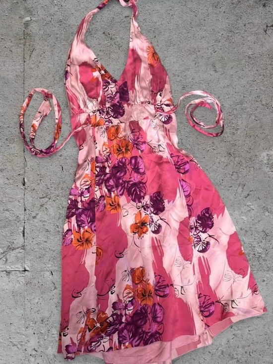 le chateau Dresses & Skirts - 100% Silk Le Chateau Vintage Floral Pink floral halter neck dress with tie back